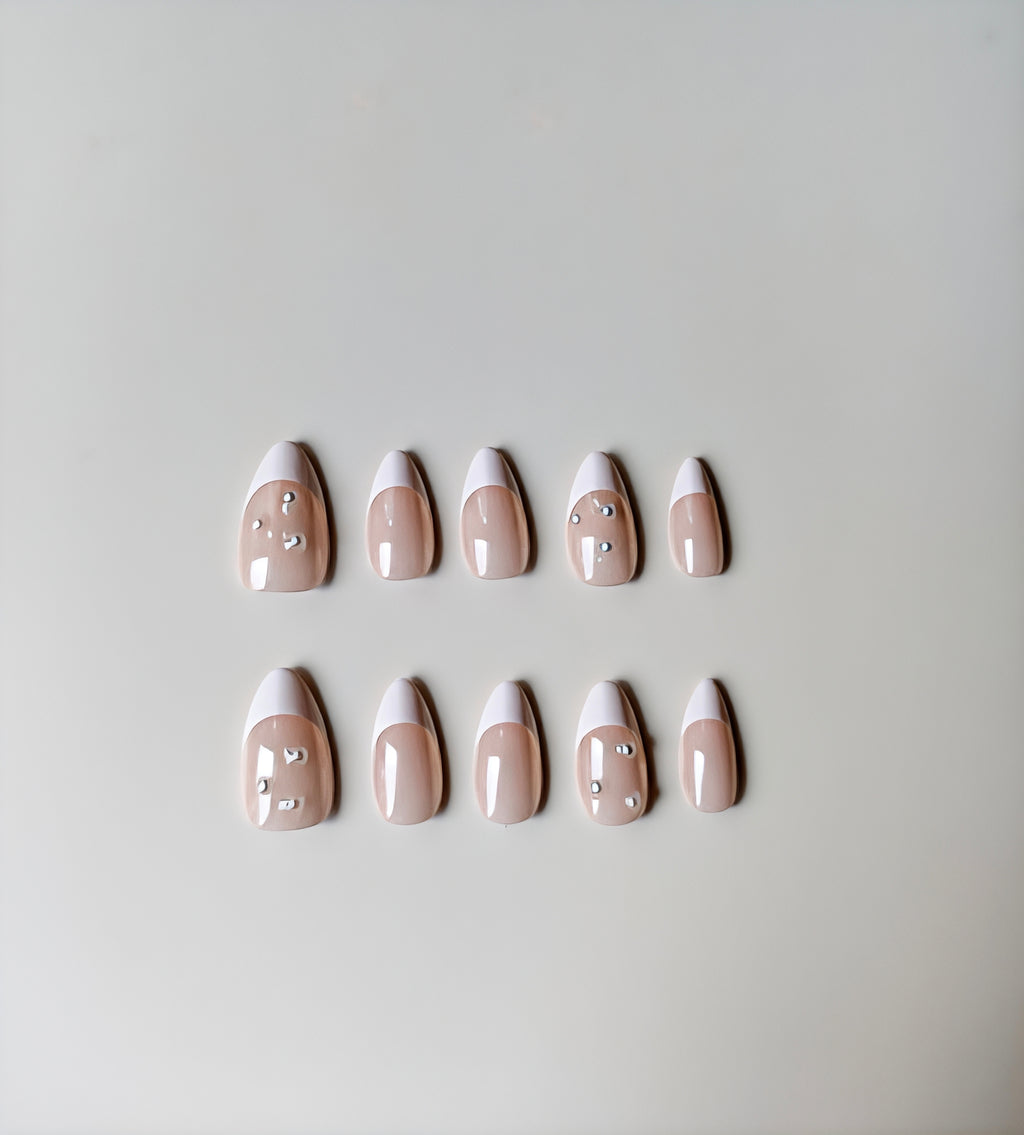 Zeitlose Nude French Press-On Nails – Mandelform mit Strass-Akzenten