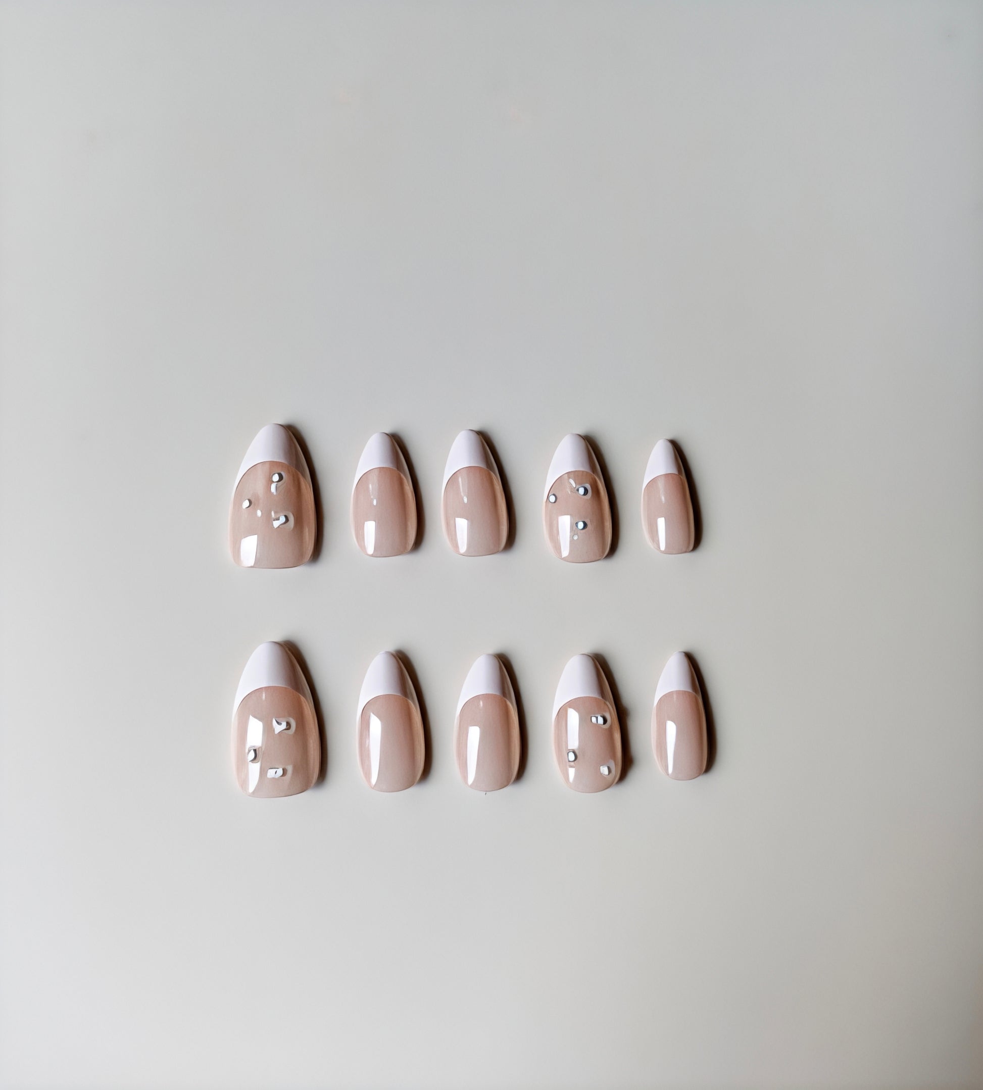 Zeitlose Nude French Press-On Nails – Mandelform mit Strass-Akzenten