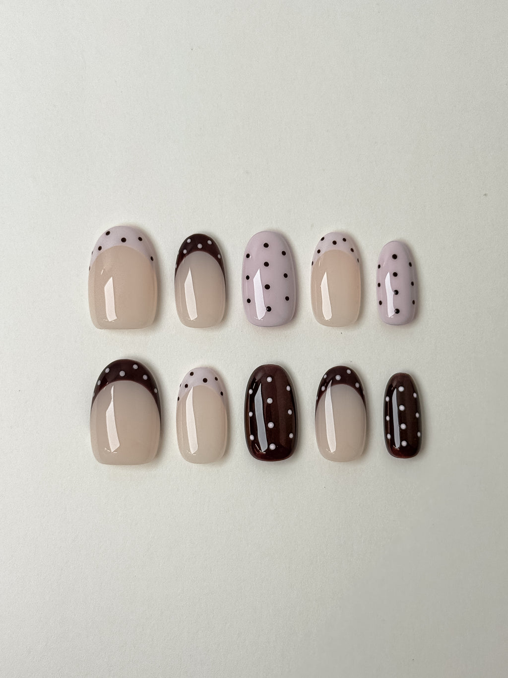 Mocha Dot Dreams – Künstliche Fingernägel zum Aufkleben in Nude &amp; Kakao-Mix