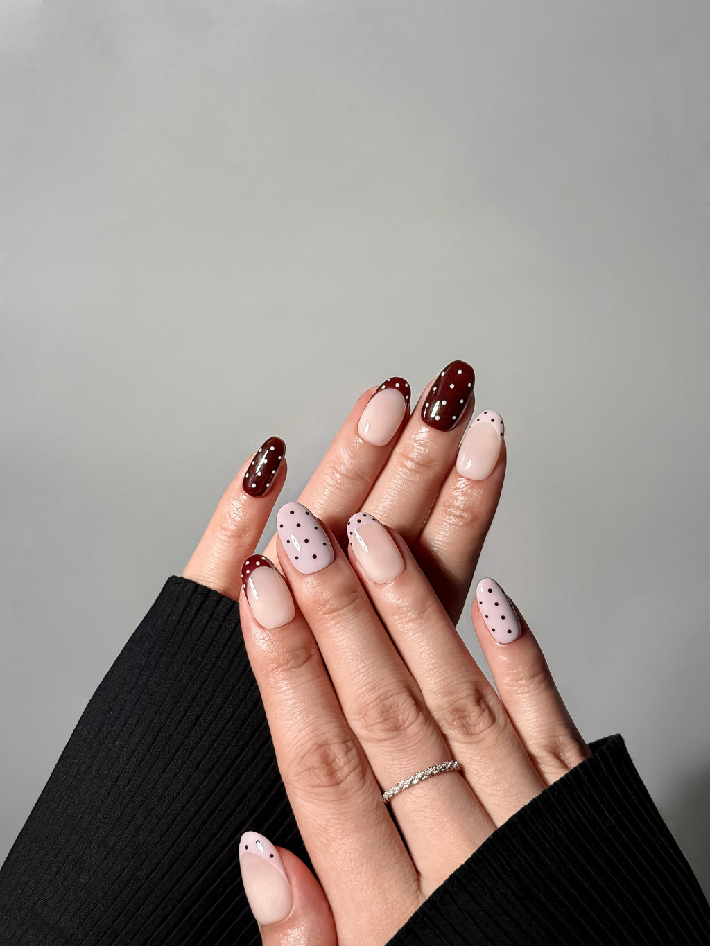 Mocha Dot Dreams – Künstliche Fingernägel zum Aufkleben in Nude &amp; Kakao-Mix