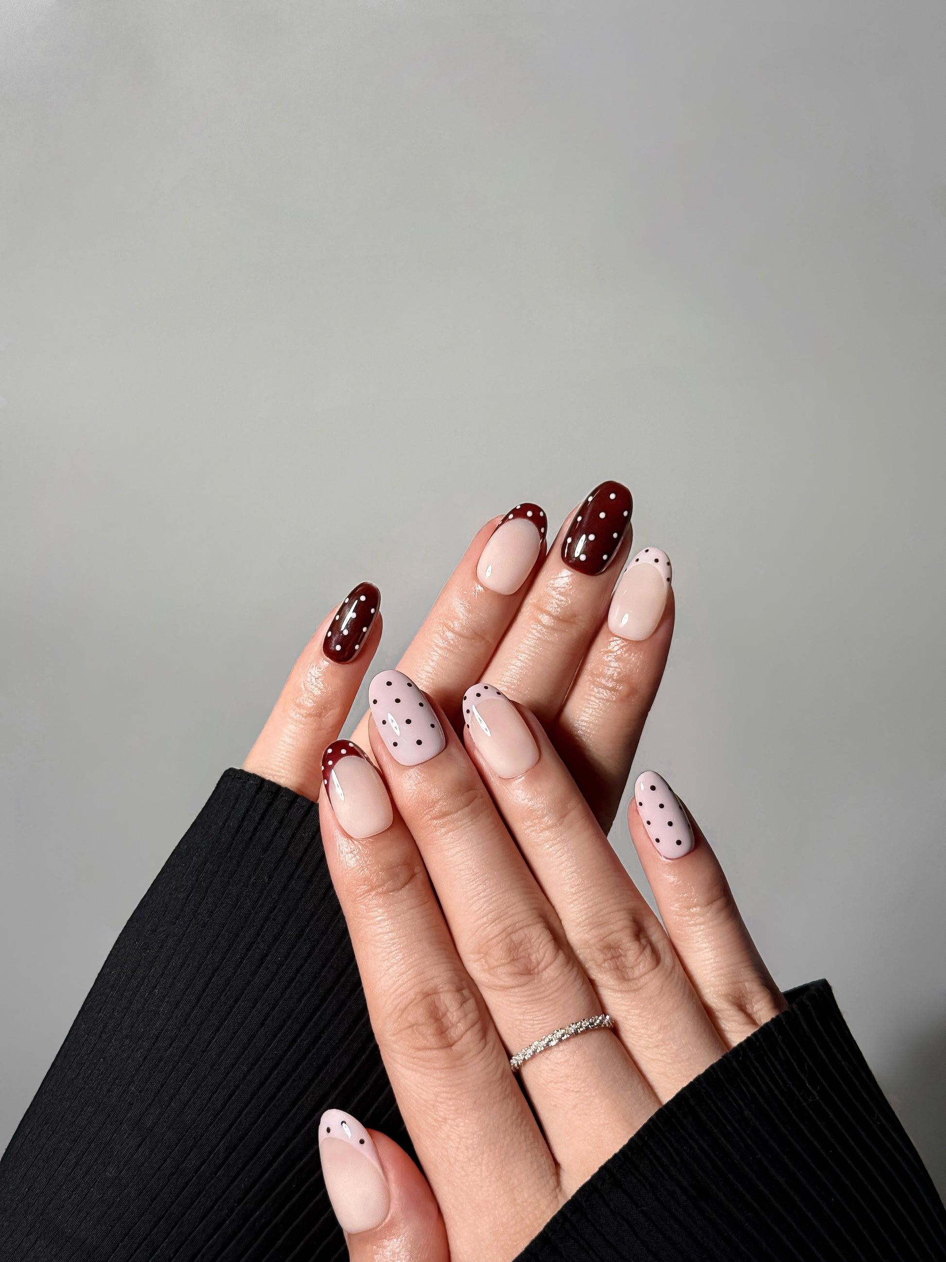 Mocha Dot Dreams – Künstliche Fingernägel zum Aufkleben in Nude &amp; Kakao-Mix