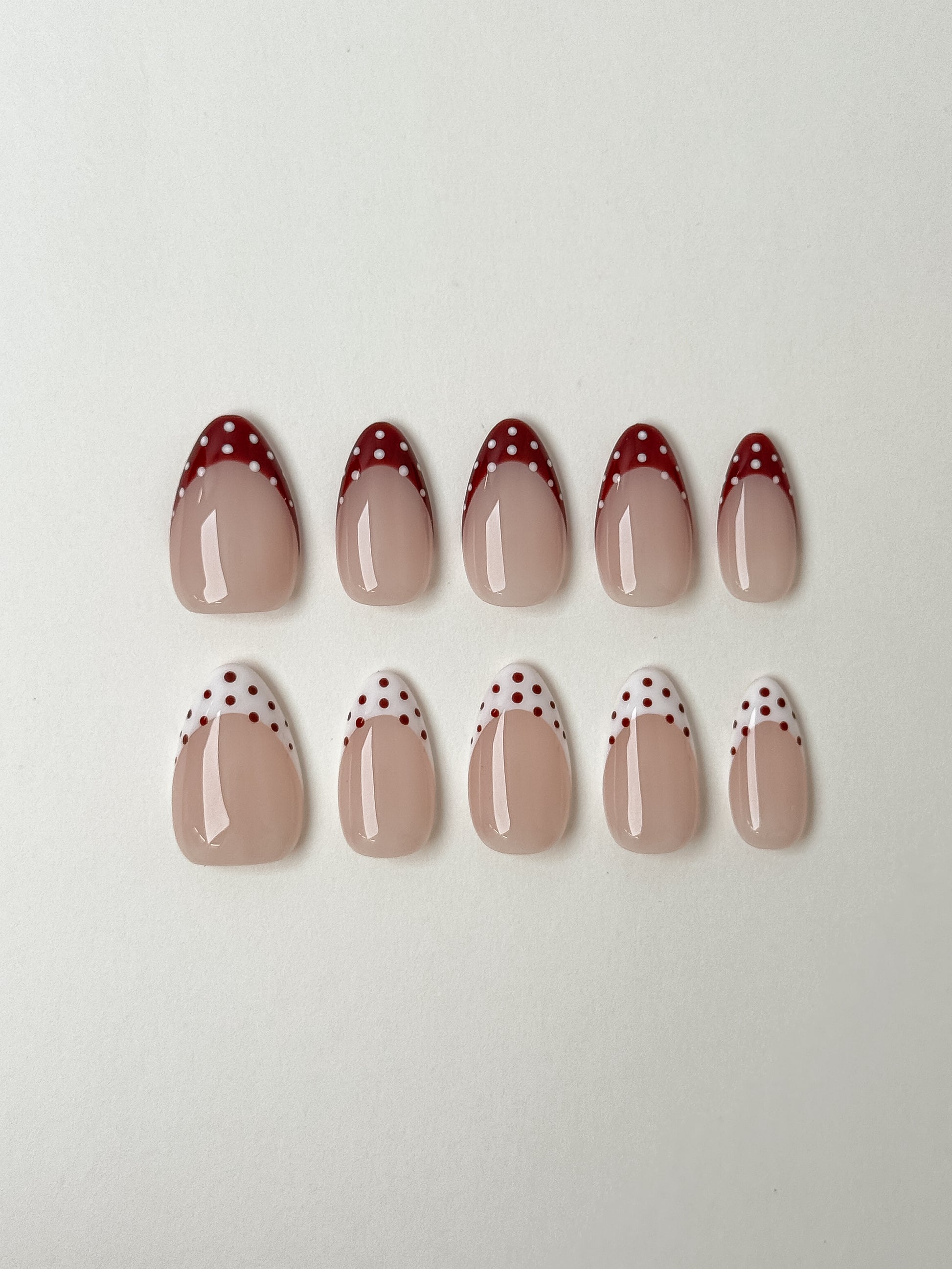 Cherry Dot French – Verspielte rot-weiße Polka-Press-On-Technik