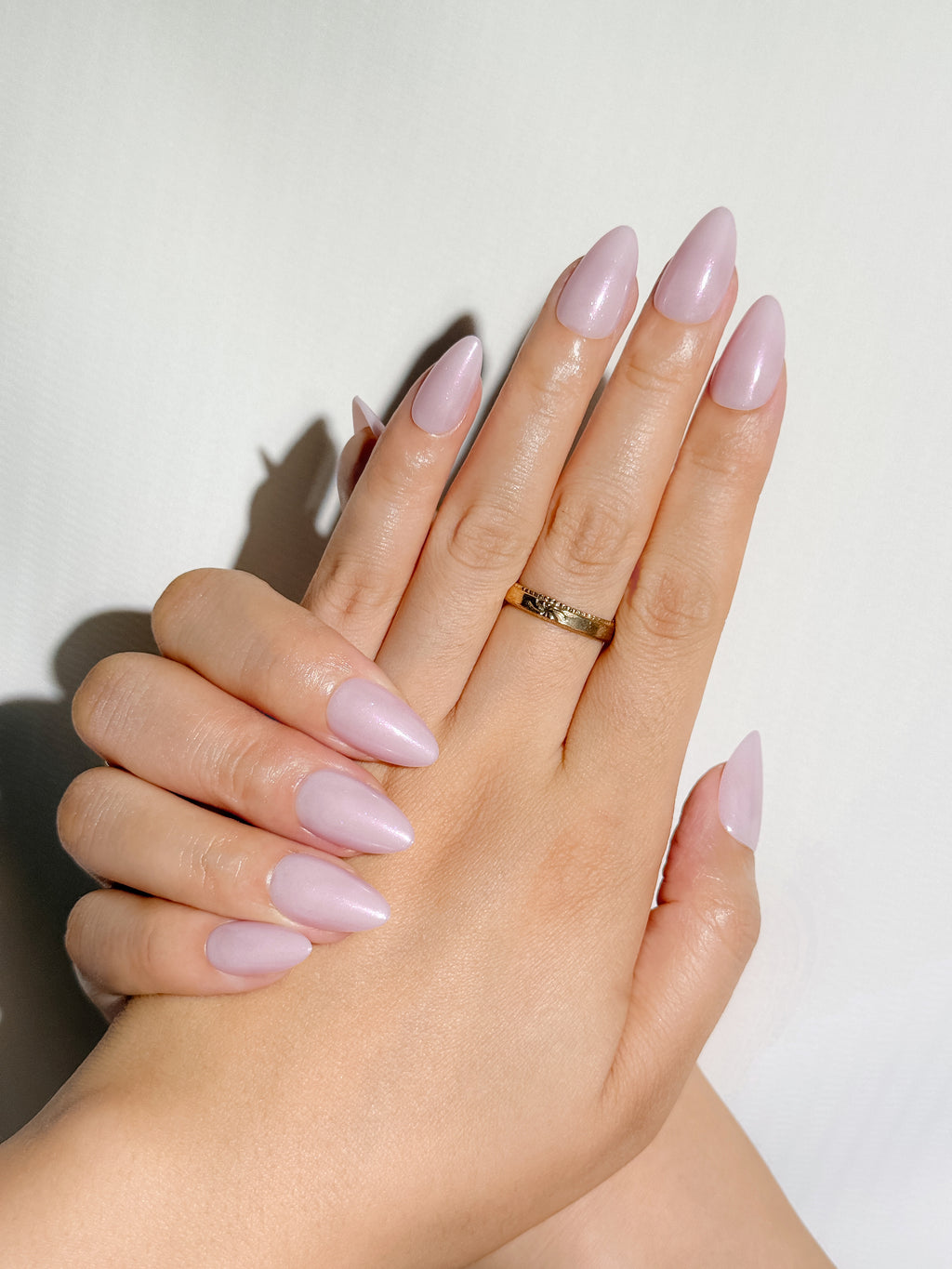 Petal Glow Press-On Nägel – Schimmer Almond Look