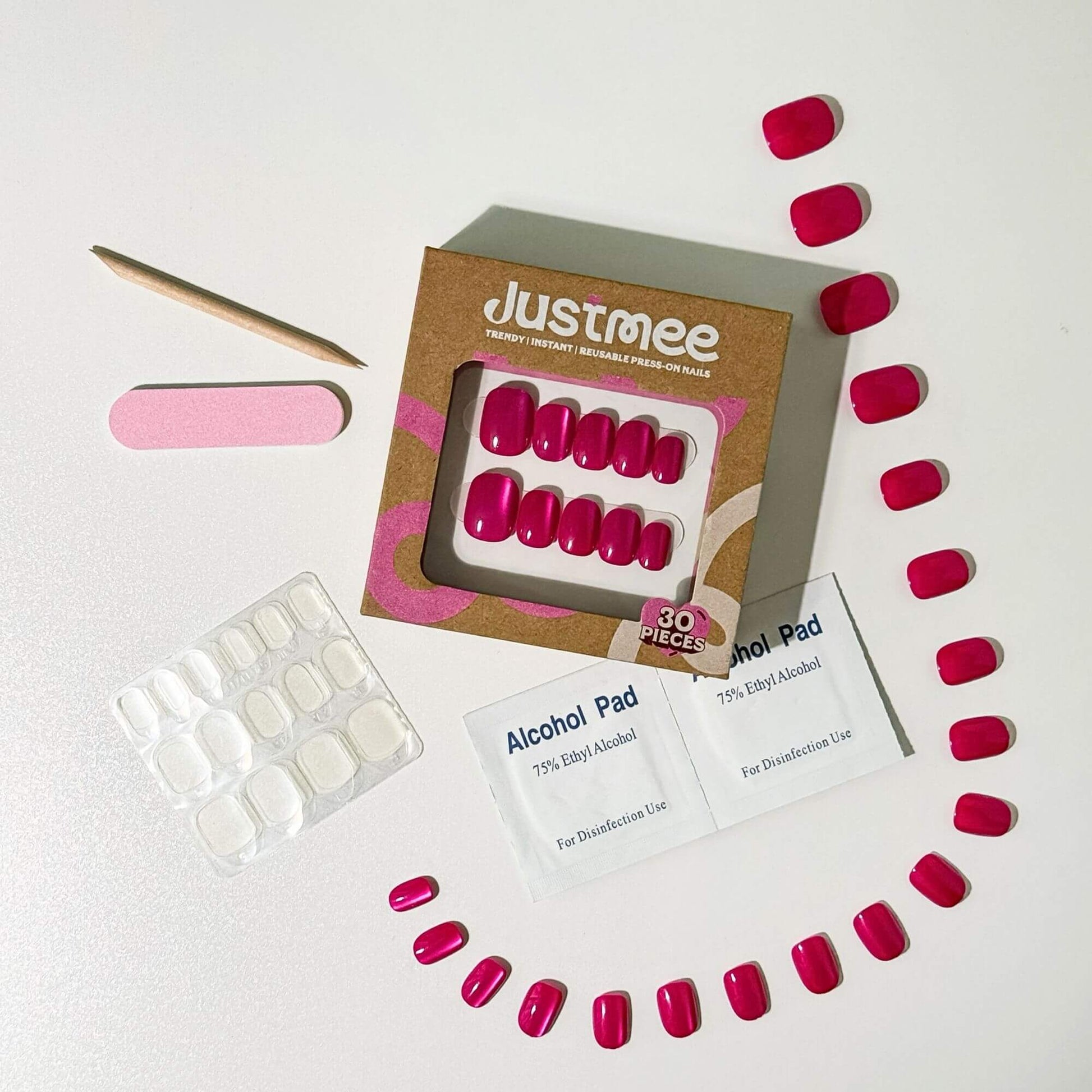Vollständiges Justmee-Set mit 30 beerenfarbenen Schimmer-Nägeln, Klebepads, Reinigungstüchern und Minifeile.