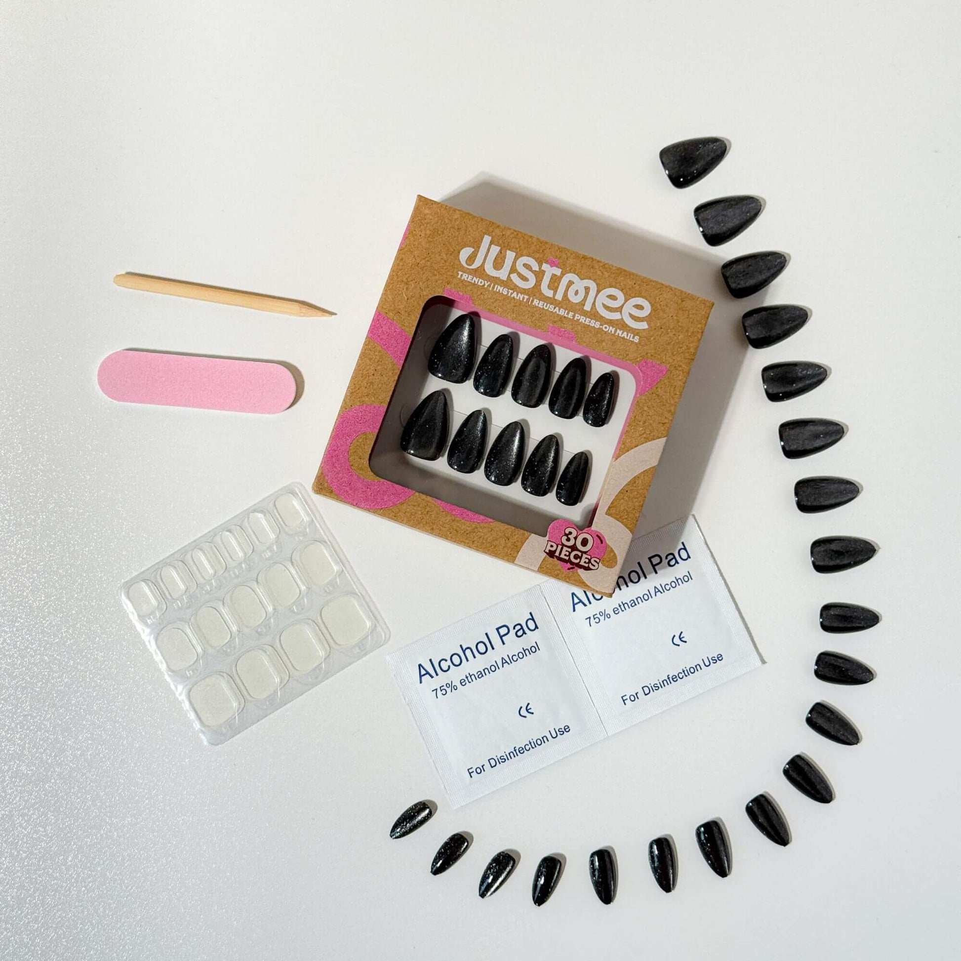 Justmee Galaxy Noir Profi-Set: 30 Magnet-Cat-Eye Kunstnägel in kurzer Mandelform inklusive Klebepads und Maniküre-Zubehör.