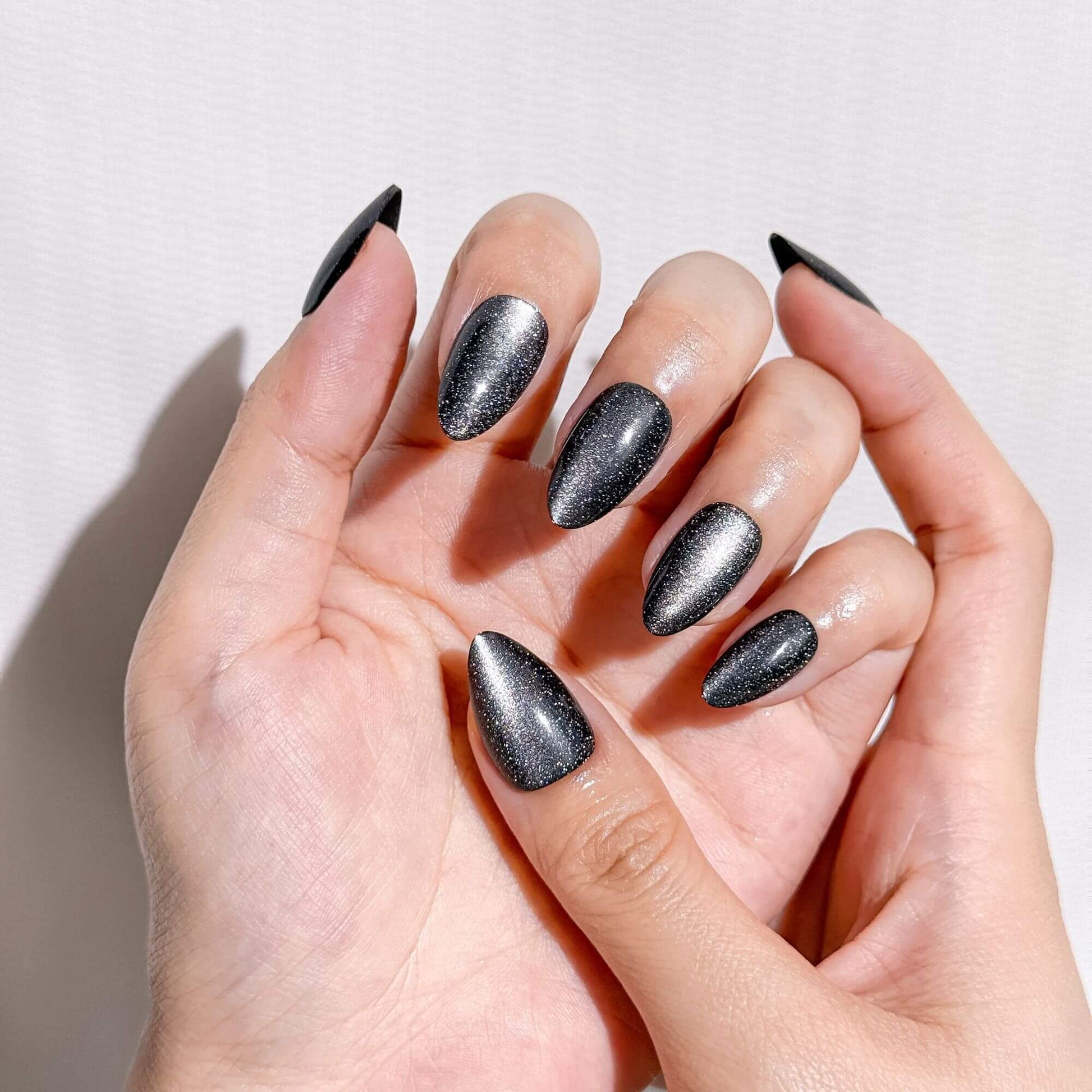 Professioneller Maniküre-Look mit Justmee Galaxy Noir Magnet-Nägeln zum Aufkleben, Samt-Effekt-Finish an den Händen.