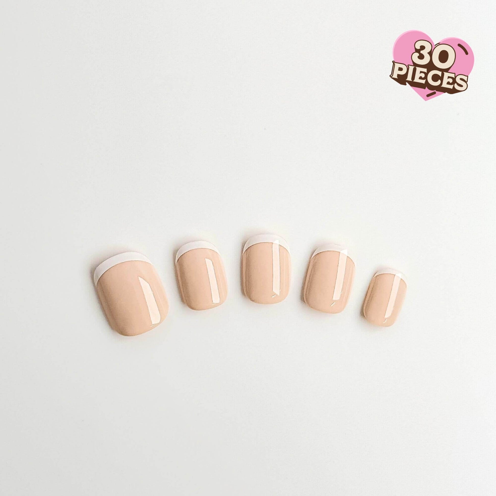 Fünf Nude-Nägel zum Aufkleben mit feinen weißen Micro-French-Spitzen in ovaler Form.