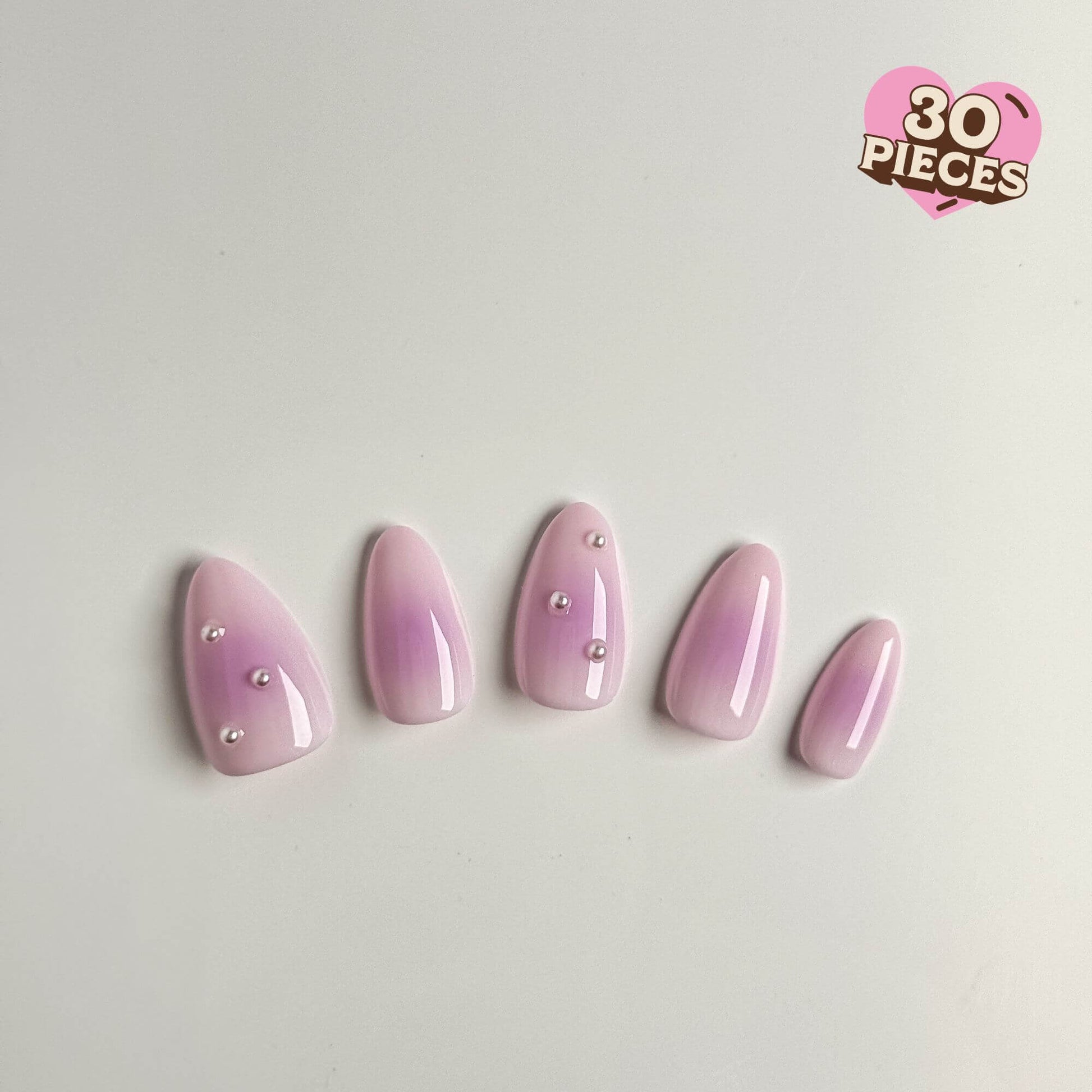 Nahaufnahme der Lilac Mist Ombré Kunstnägel mit eleganten Perlen-Details und sanftem lila Farbverlauf zum Aufkleben.