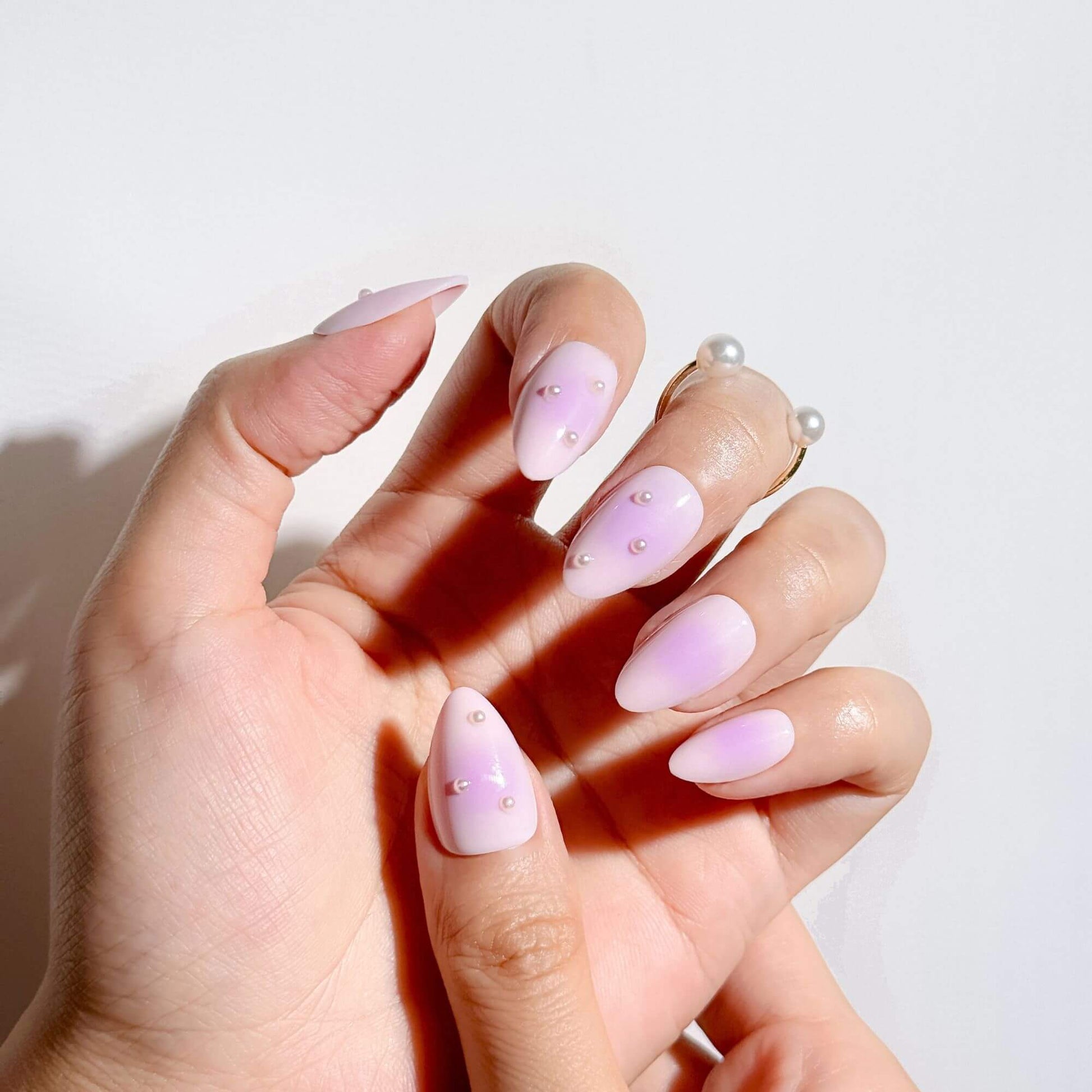 Ästhetische Ansicht der Lilac Mist Perlen-Ombré Press-on Nägel, ideal für den Coquette-Stil oder festliche Anlässe.