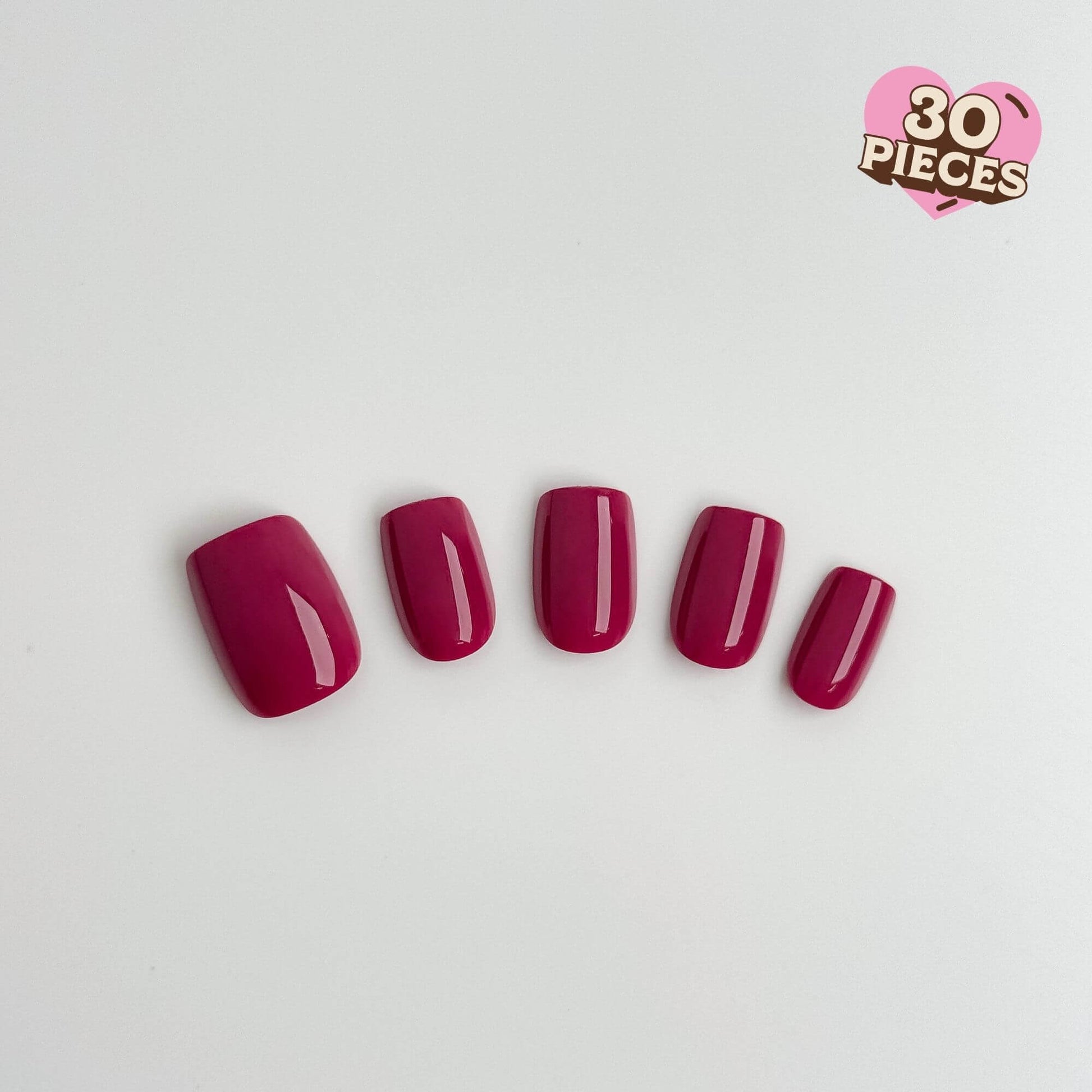 Nahaufnahme von magenta-beerenfarbenen Press-on-Nägeln in kurzer quadratischer Form mit Hochglanz-Finish.
