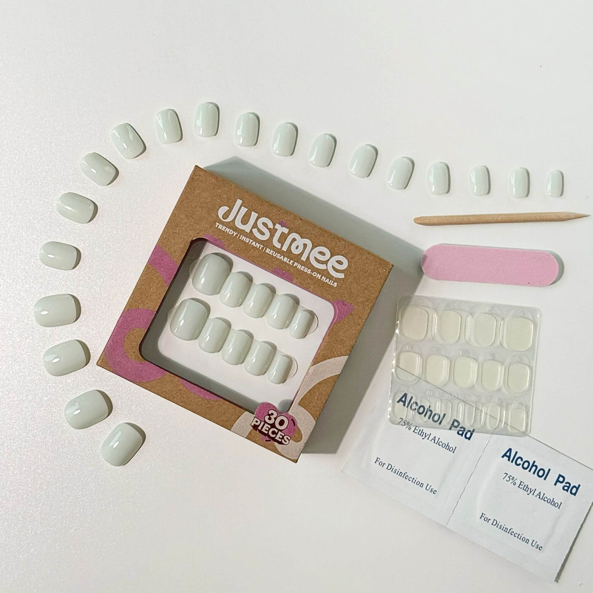 Komplettes 30-teiliges Press-on-Nagel-Set mit mintgrünen Nägeln und Zubehör.