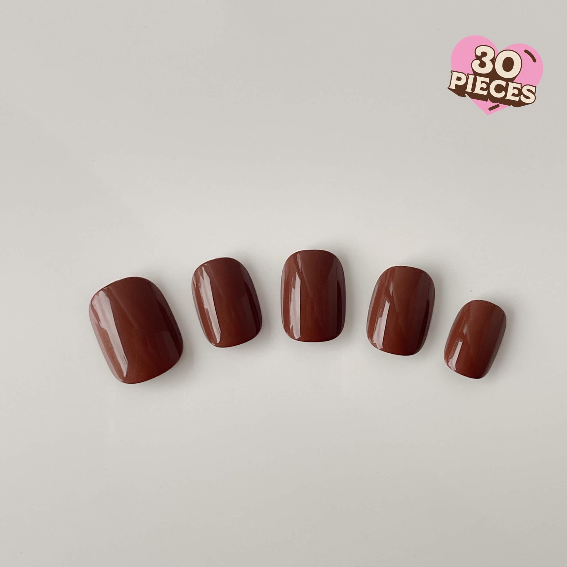 Nahaufnahme der Mocha Glaze Kunstnägel in Kurzform, mit hochglänzendem kaffeebraunem Finish für einen gepflegten Look.