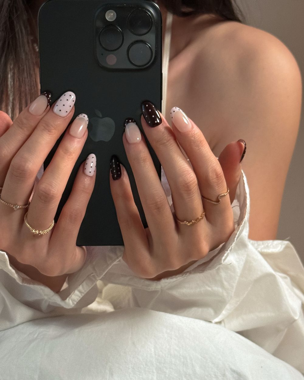Schicke monochrome handgefertigte Press-on Nails mit einem Mix aus schwarz-weißen Punkten und klassischen French-Designs.