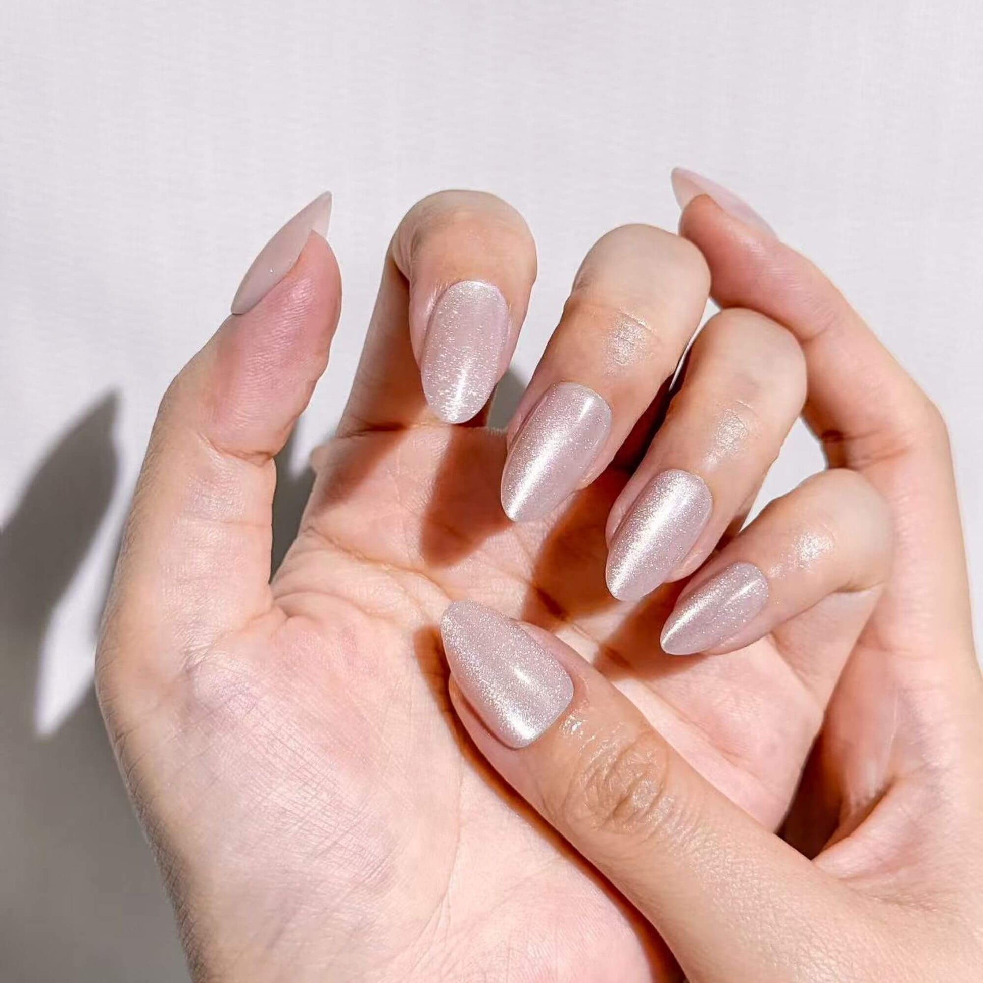 Ästhetische Ansicht der Moonveil irisierenden Press-on Nägel an den Händen, mit zartem Schimmer-Finish für einen gepflegten Look.