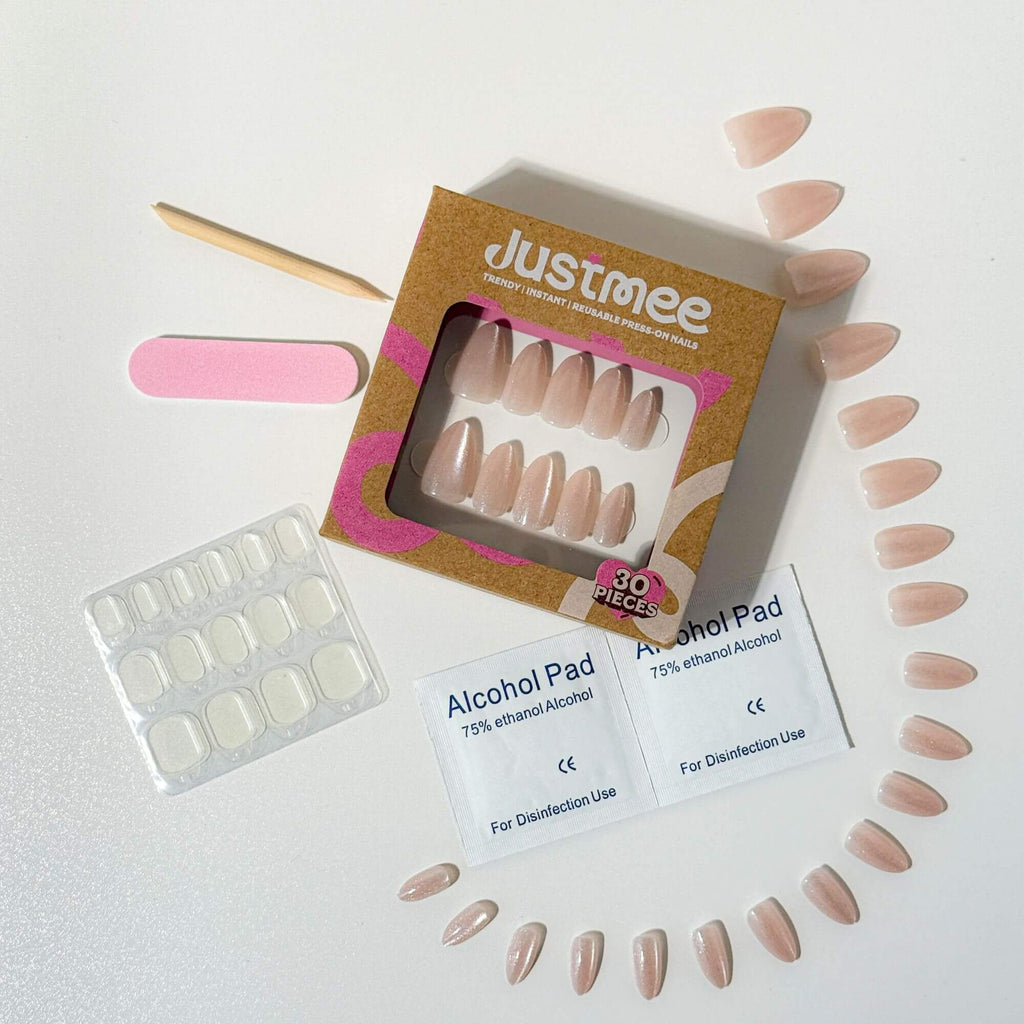 Justmee Moonveil Profi-Set: 30 zart schimmernde Kunstnägel in kurzer Mandelform inklusive Klebepads und Maniküre-Zubehör.