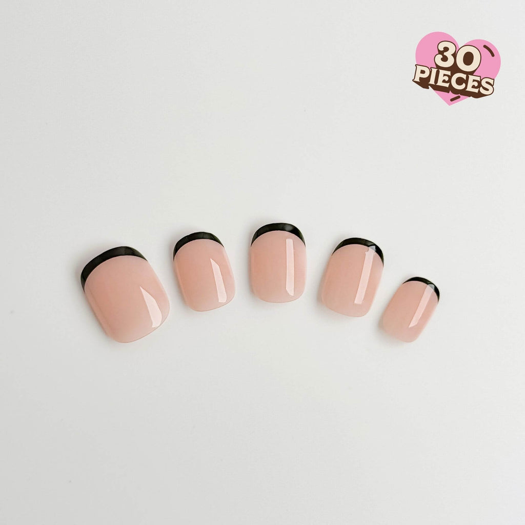 Fünf Nude-Nägel zum Aufkleben mit feinem schwarzen Micro-French-Design.