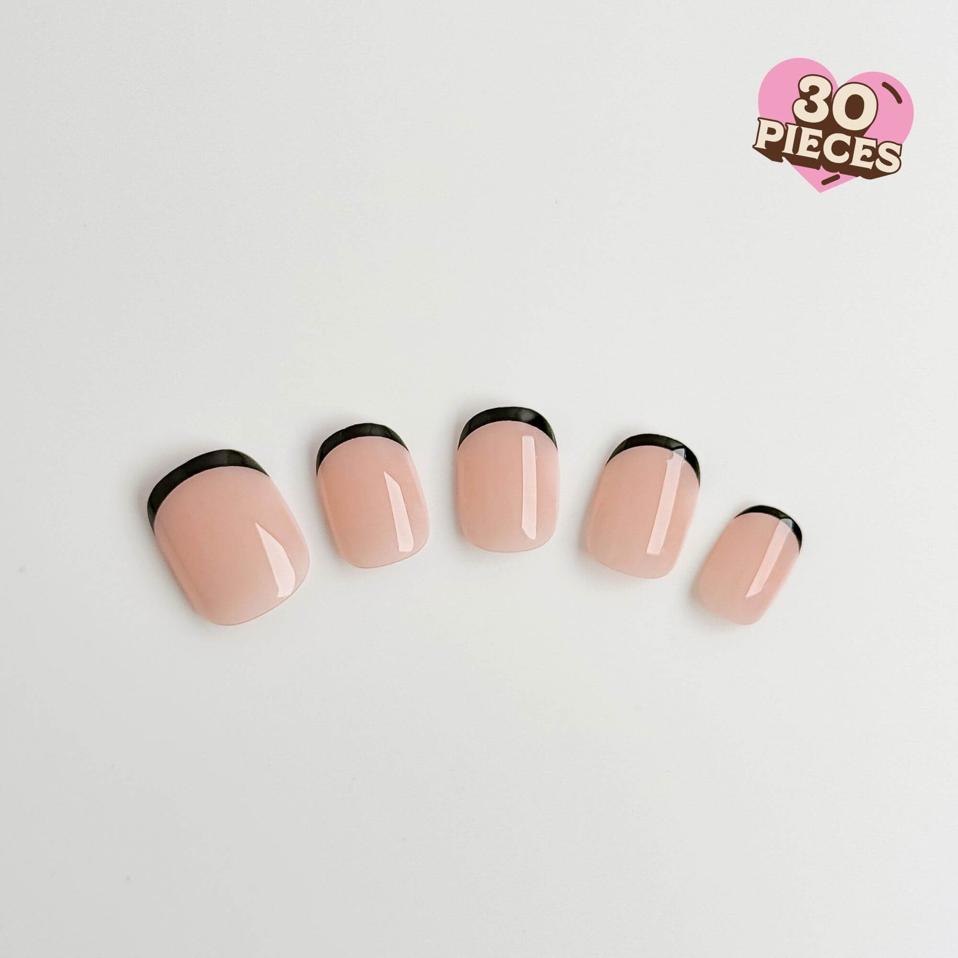 Fünf Nude-Nägel zum Aufkleben mit feinem schwarzen Micro-French-Design.