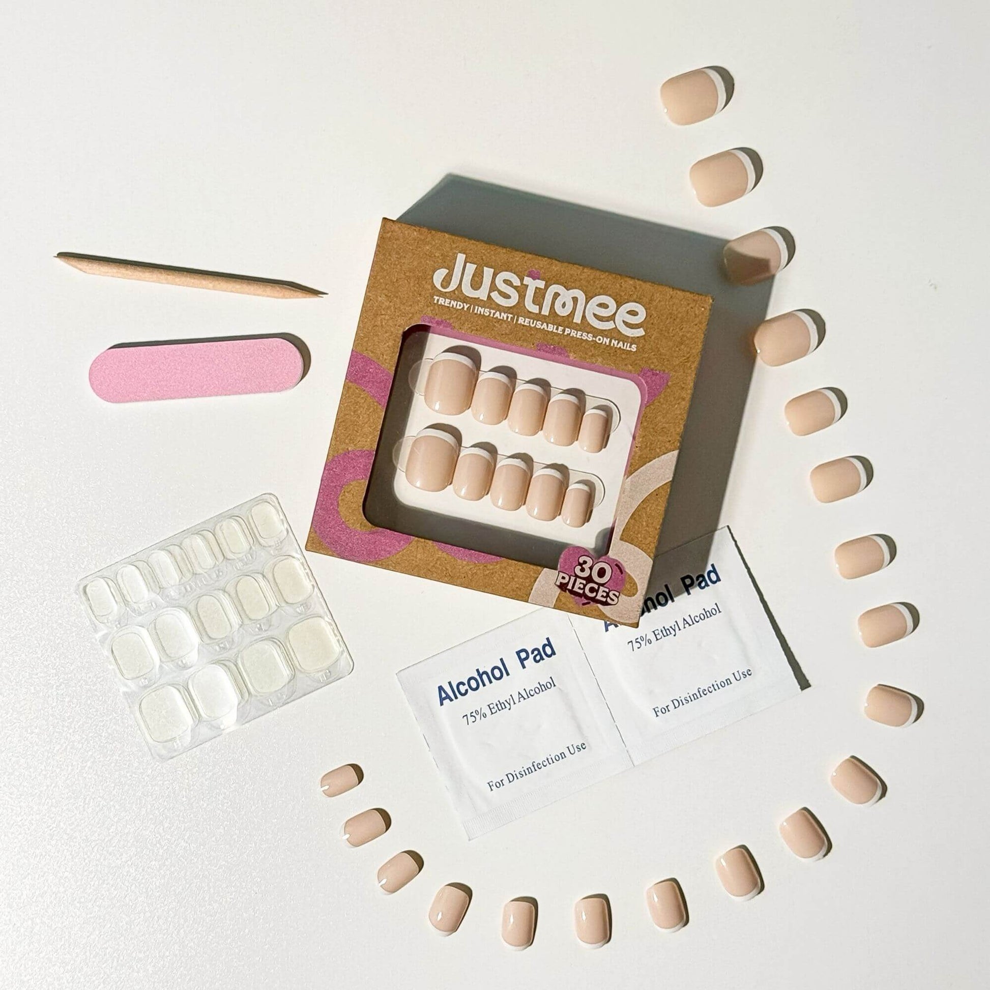 Komplettes 30-teiliges Nagel-Set in Nude mit weißen Micro-French-Tips und Zubehör.