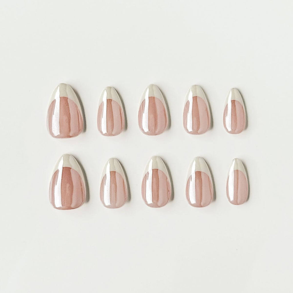 Flatlay-Ansicht eines 10er-Sets von künstlichen French Nails in Mandelform zum Aufkleben mit glänzendem Pearl-Effekt.