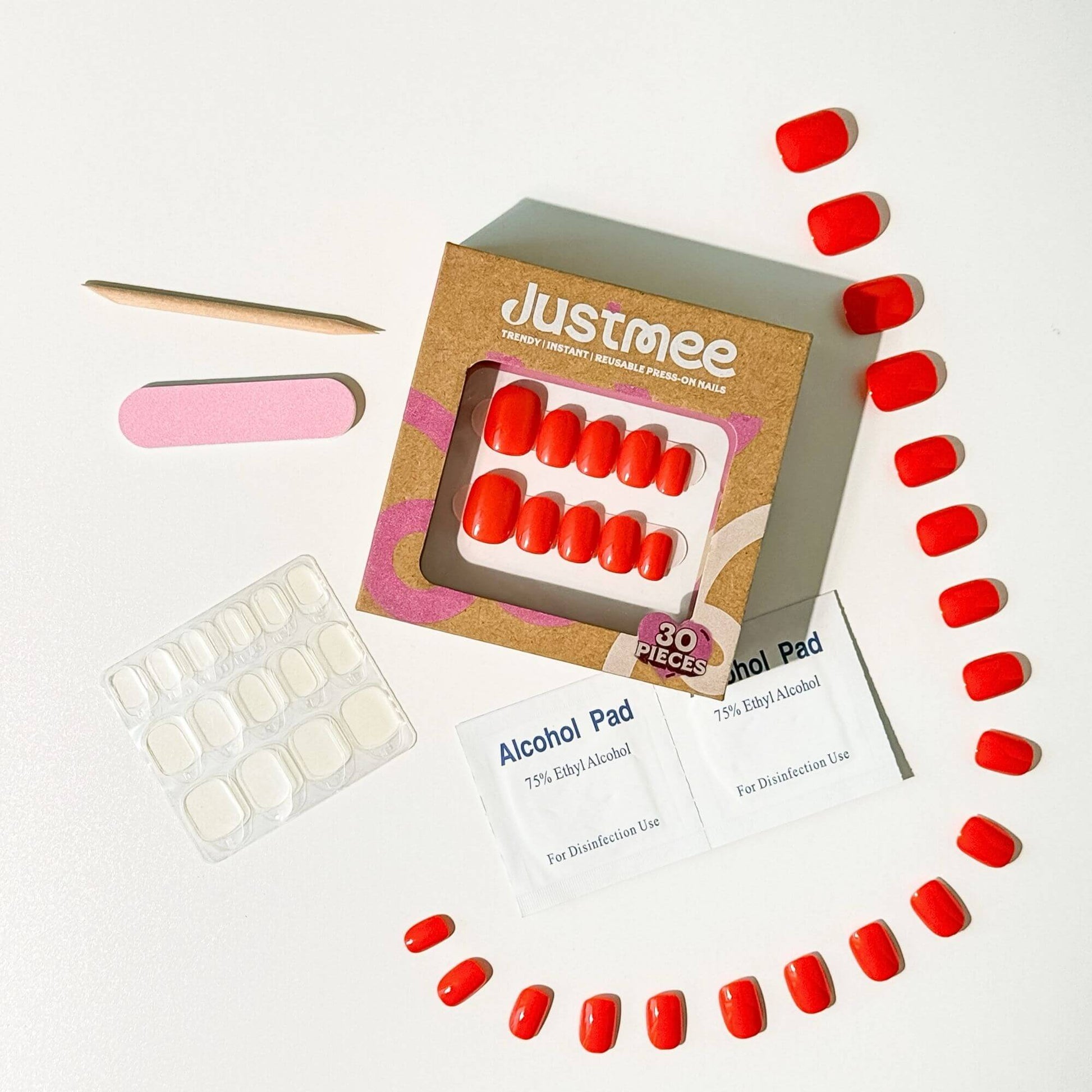 Komplettes Maniküre-Set mit 30 orangefarbenen Nägeln, Klebe-Tabs und Profi-Zubehör.