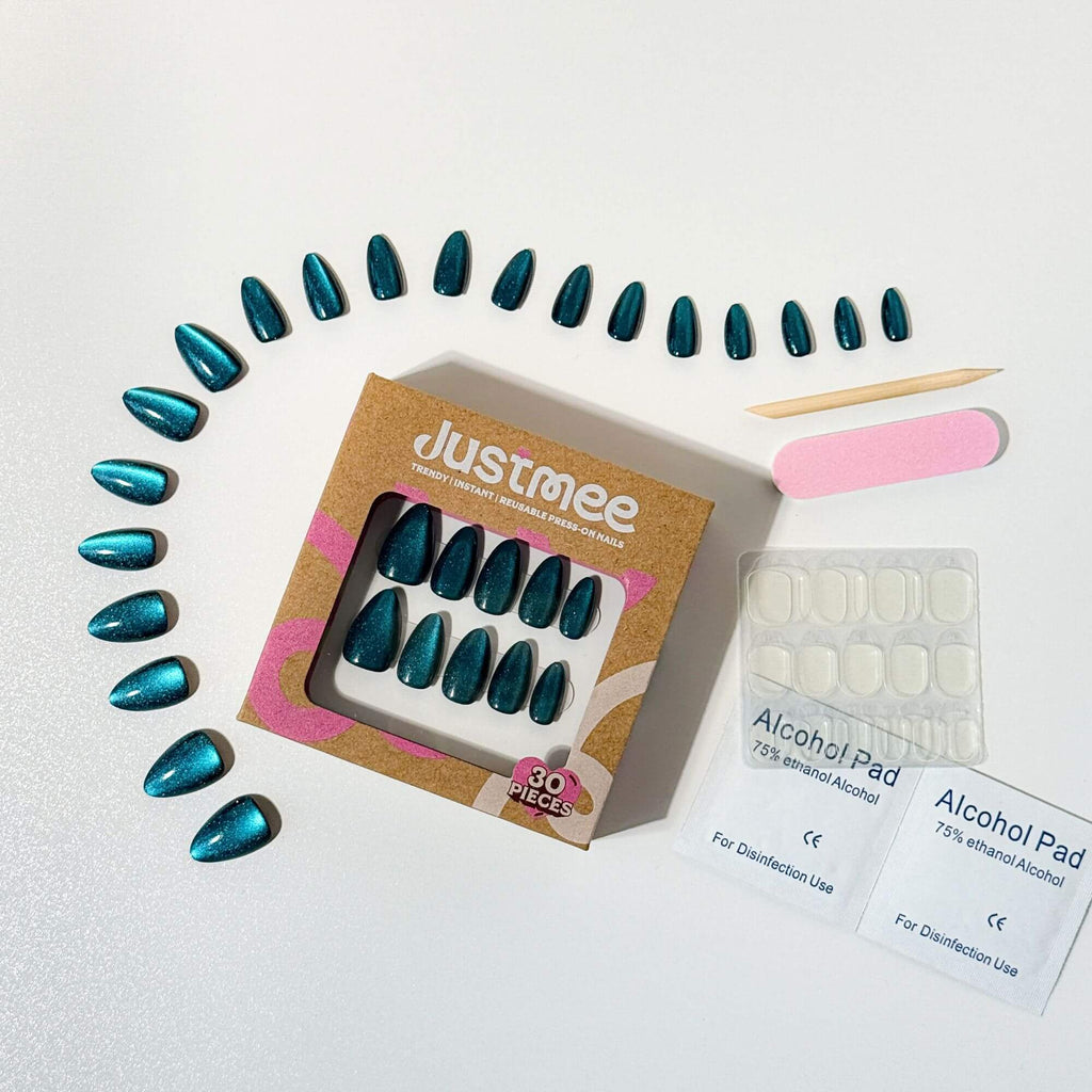 Justmee Profi Press-on Nails Set: 30 petrol-farbene Cat-Eye Kunstnägel in kurzer Mandelform inklusive Klebepads.
