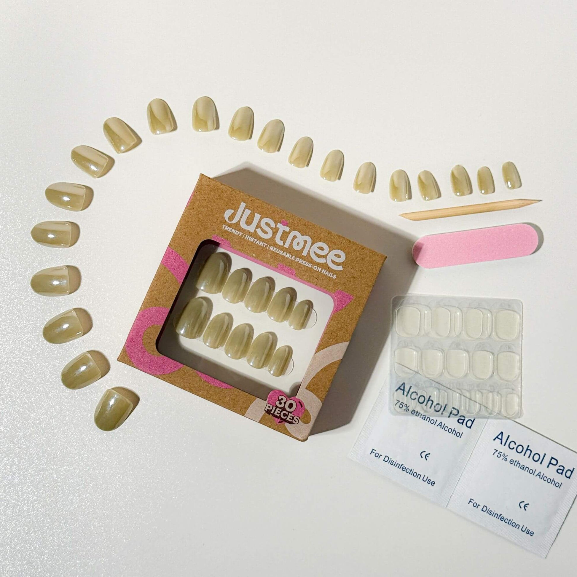 Justmee 30er-Set Press-on-Nägel mit salbeigrünem Marmor in mittlerer Oval-Form, inklusive Klebepads und Maniküre-Zubehör.