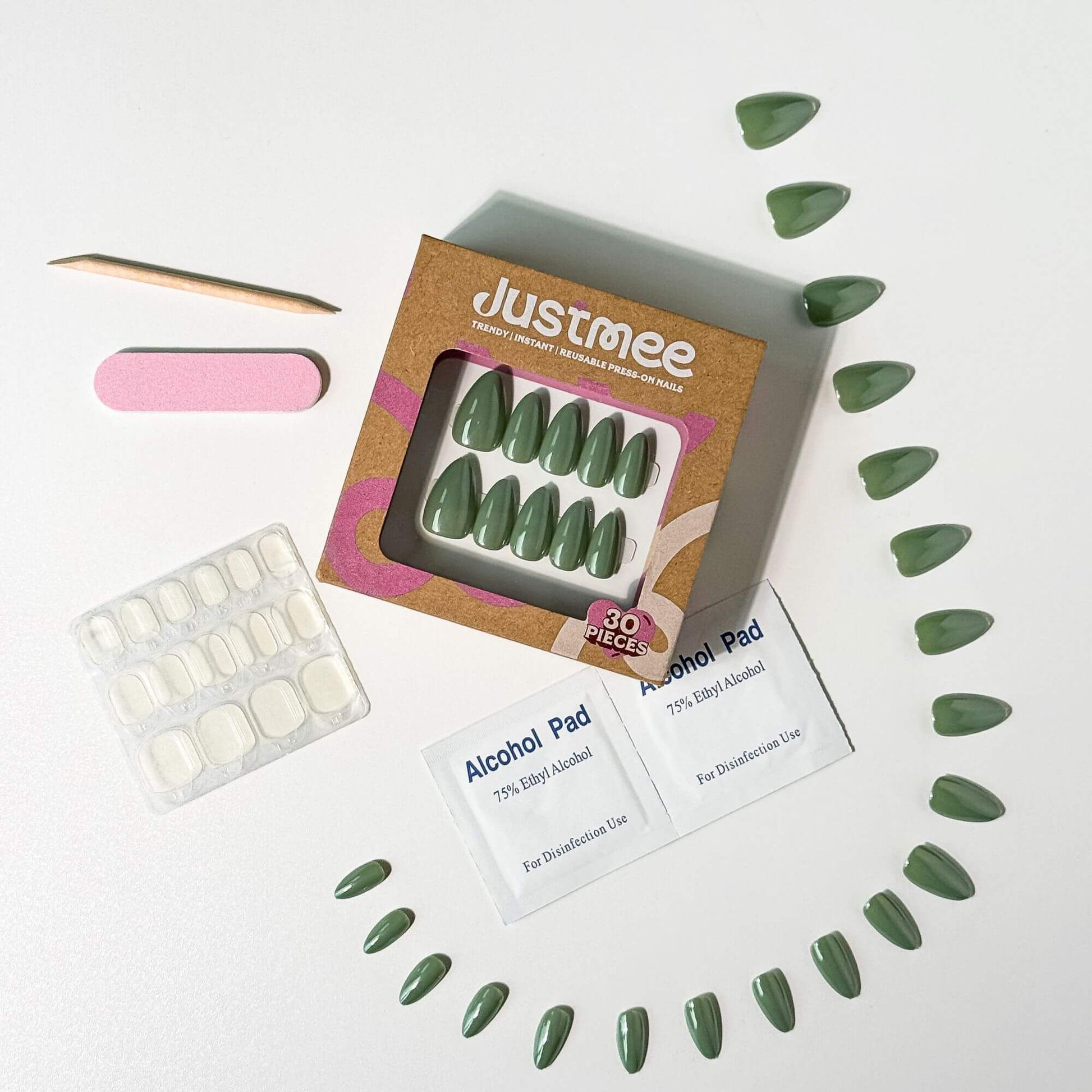 Vollständiges Justmee Press-on-Nagel-Set inklusive 30 salbeigrünen Nägeln, Klebepads, Minifeile, Reinigungstüchern und Rosenholzstäbchen in nachhaltiger Verpackung.