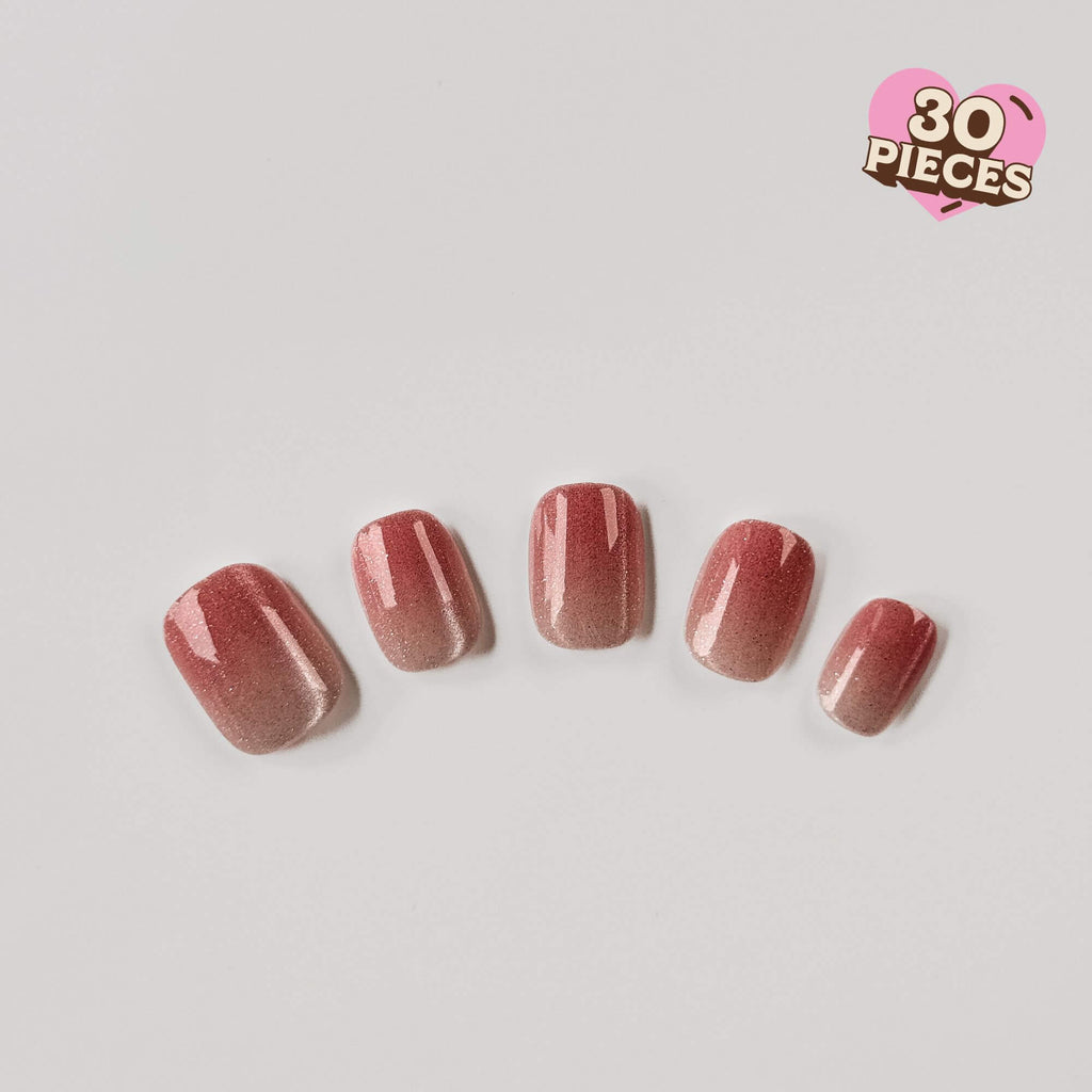 Detailansicht der Sugar Plum Fade Kunstnägel mit funkelndem Glitzer-Verlauf und sanftem lila Ombré-Finish.