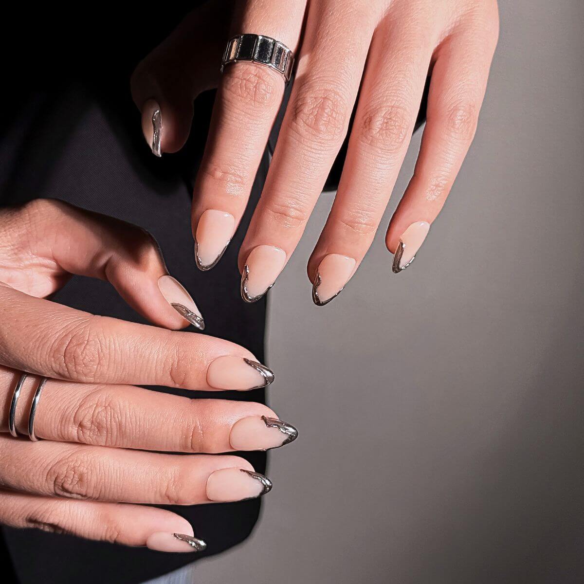 Lifestyle-Aufnahme der The Chrome French Nägel. Fokus auf das metallische 3D-Design und das elegante Nude-Finish dieser hochwertigen Kunstnägel.