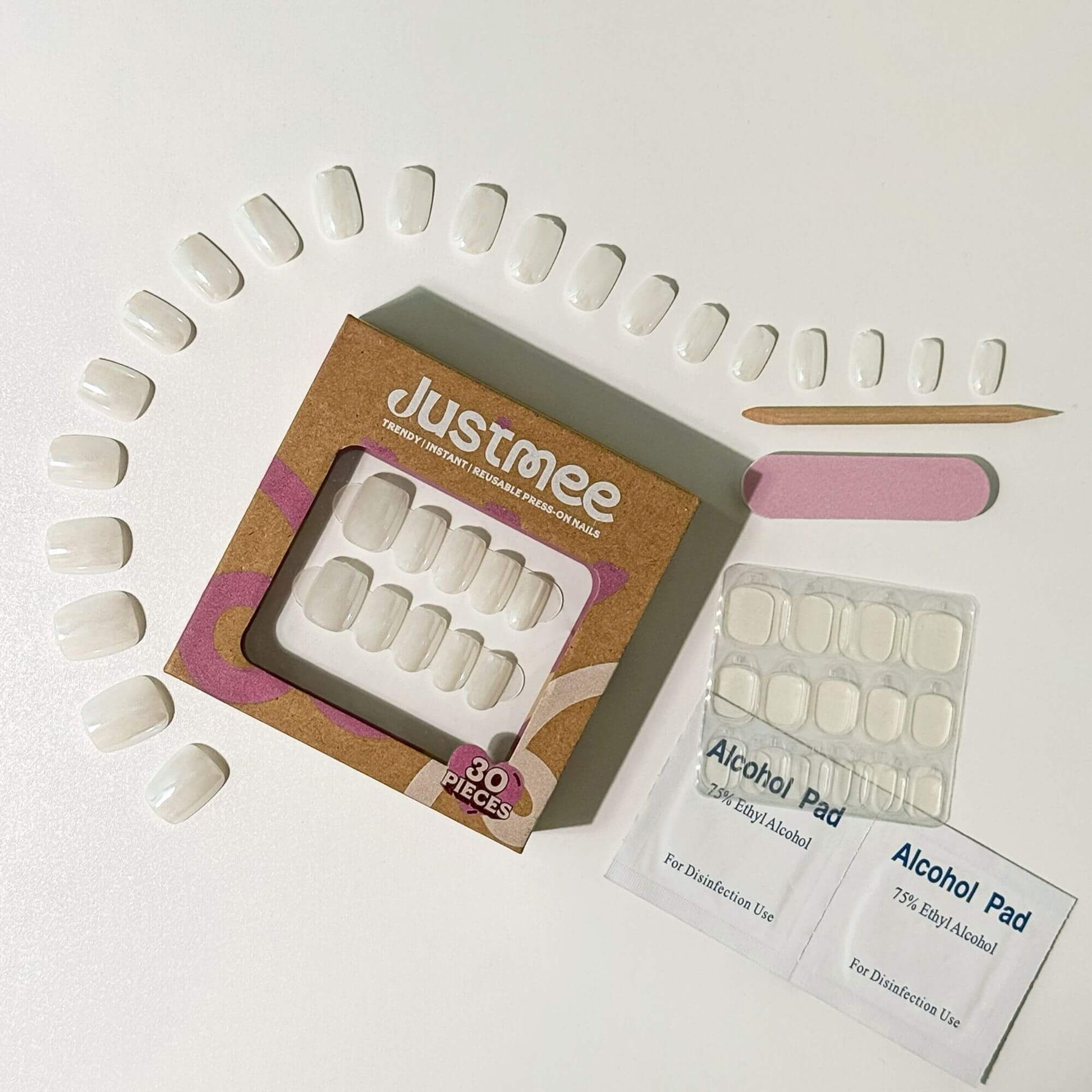 Komplettes Set mit 30 weißen Kunstnägeln und sämtlichem Zubehör für die Anwendung.