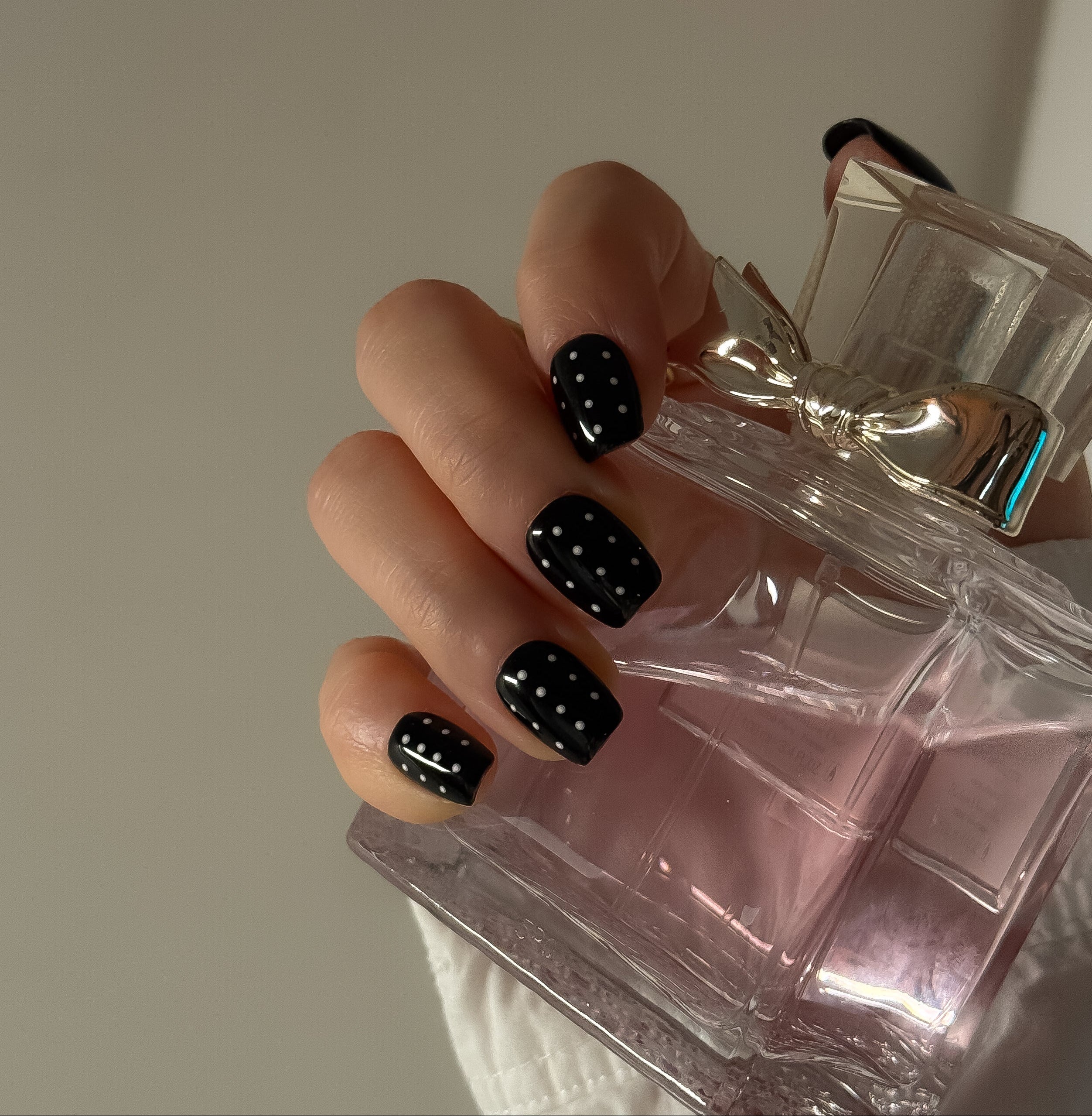 black press on nails in square shape with dots